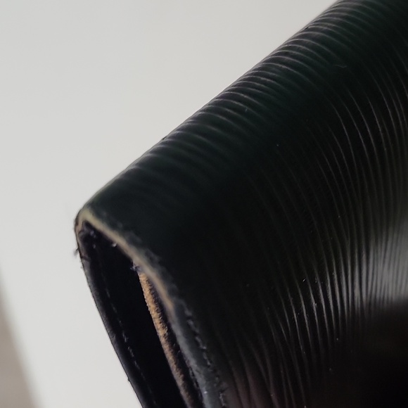 LOUIS VUITTON Small Black Epi Wallet - Picture 12 of 12